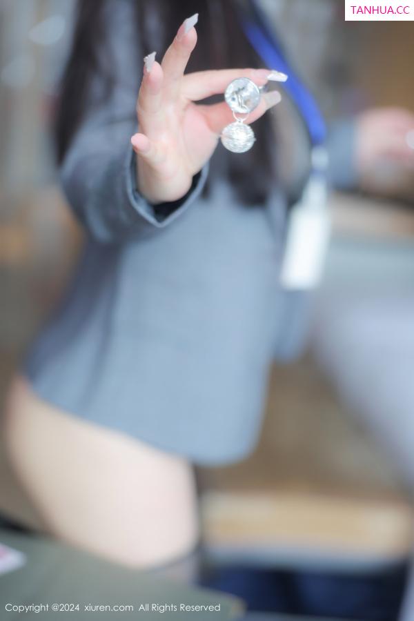 王格 王婉悠 [XiuRen]高清写真图 2024.06.17 No.8712 王婉悠Queen 黑丝美腿第25张图片